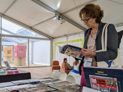 Dans le village, une librairie nomade a été montée pour accueillir le public. - Joanne Lehoux