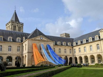 Pour l'occasion, l'Abbaye aux Dames s'est parée aux couleurs du forum. - Joanne Lehoux