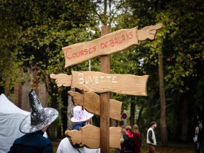 Courses de balais, jeux, atelier grimoire, chasse aux trésors et plein d'autres surprises attendent les visiteurs pour ce week-end ensorcelant. - MLThillays