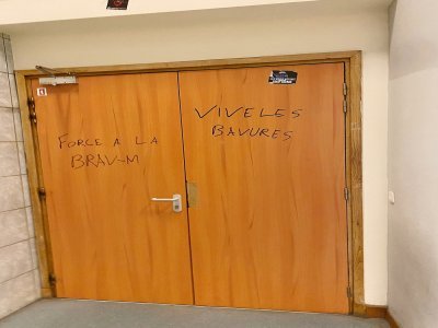 Des tags sur une porte font l'apologie des bavures policières.  - Union Pirate Caen