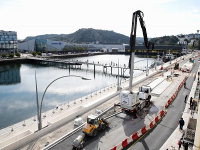 Une vue sur la Criée de Cherbourg avec les travaux du Bus nouvelle génération au premier plan.