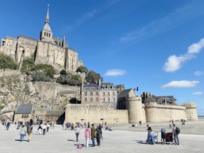 Dans la Manche, le Mont Saint-Michel attire chaque année des millions de visiteurs. 