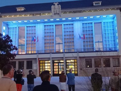 L'hôtel de ville d'Argentan s'est illuminé à la fin de l'inauguration de ses travaux de restauration, mardi 10 octobre.