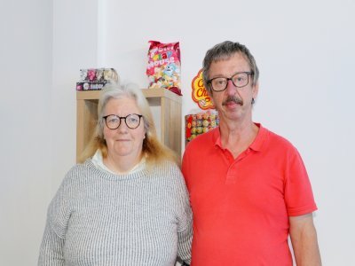 Le couple tient la Confiserie Auger depuis six ans. Avant, lui travaillait dans les magasins et elle a élevé ses sept enfants.