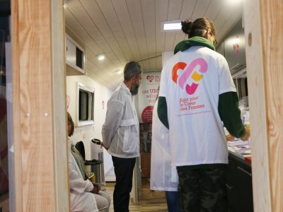 Dans le village de santé, le bus du Cœur des femmes a été installé pour permettre aux gynécologues et sages-femmes d'effectuer des consultations gratuites pour les Rouennaises.