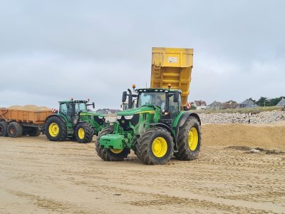 Des tracteurs mobilisés aussi pour décharger le sable en provenance du chenal du port.
