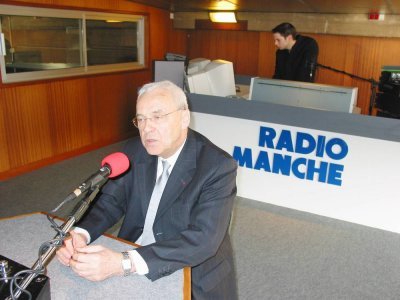 René Garrec lors d'une interview au micro de Radio Manche, devenue depuis Tendance Ouest.