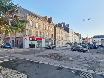 Les actes de torture et le viol barbare ont été commis par Oumar N. dans un appartement rue de l'Ancien quai, entre le bureau de poste et les tribunaux de commerce et judiciaire de Cherbourg.