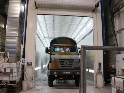 L'usine produit des carrosseries de camions militaires.