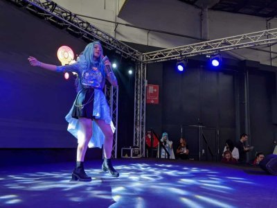 Sur la Scène Pop des Geek Days de Caen, on peut assister aux performances des cosplayers. - Joanne Lehoux