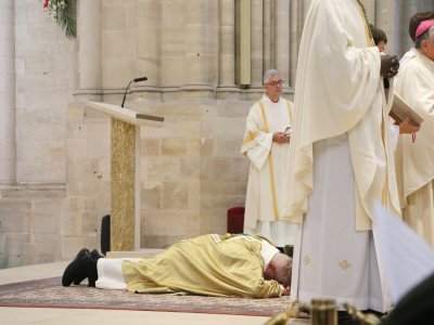 Pendant la litanie des Saints, l'évêque est en prière, en prostration.
