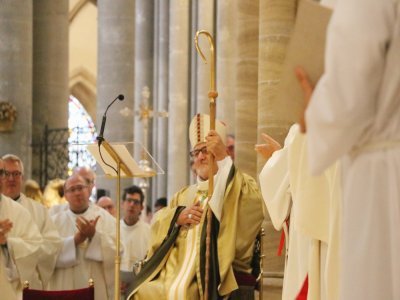 Mgr Cador a officiellement pris la charge du diocèse de Coutances et Avranches une fois qu'il s'est assis dans la cathèdre, le siège de l'évêque.