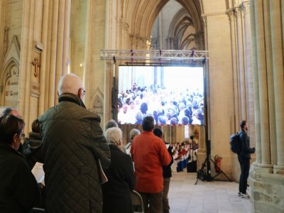Les fidèles ont pu suivre la messe grâce à des écrans géants installés dans la cathédrale. 600 personnes étaient au théâtre municipal.