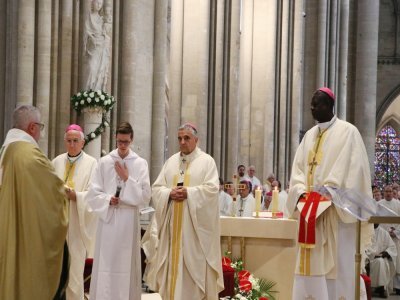 Mgr Cador a été ordonné par Mgr Celestino Migliore, le représentant du pape en France, Mgr Dominique Lebrun, archevêque de Rouen, et Mgr Samuel Kleda, archevêque de Doula.