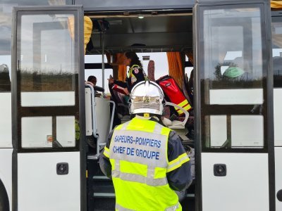 Les pompiers ont ouvert les portes du bus et ont rapidement pris en charge les jeunes victimes.