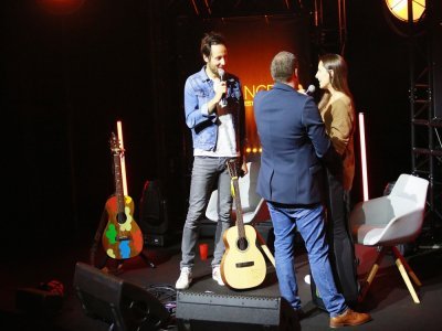 Vianney a fait la rencontre de Solène, jeune chanteuse havraise, gagnante du jeu concours Vianney's Cover by Tendance Ouest. - Oeil de Deauville