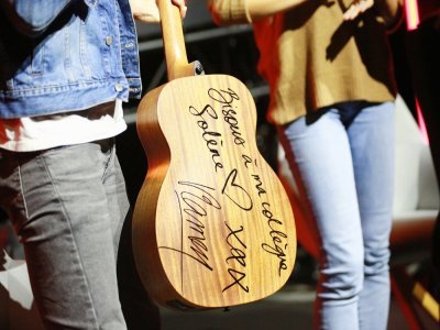 Une seconde guitare Lag Vianney Signature, également dédicacée par Vianney, est à remporter cette semaine. - Oeil de Deauville