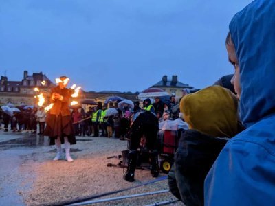 Robin, 5 ans, est passionné par le spectacle pyrotechnique de la compagnie Libellune. - Joanne Lehoux