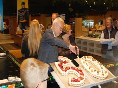 Christophe Bouillon, maire de Barentin et président de la communauté de communes, découpe le gâteau des 50 ans. - Christian Pedron
