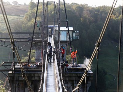 L'équipe de cordistes, sur le Viaduc de la Souleuvre. 