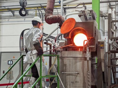 Les métaux critiques sont extraits via différents procédés, notamment la fusion.