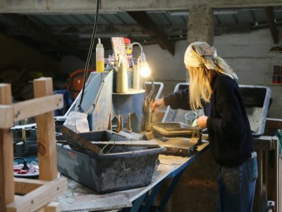 2. Un atelier à Roncherolles-sur-le-Vivier 
Marie-Laure Lepage crée chaque carreau de ciment un à un pour ses clients. Les particuliers, les architectes et les décorateurs d'intérieur font appel à ses services car les carreaux de ciment sont de plus en plus tendance.