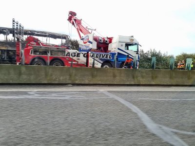 Le bus était en cours d'enlèvement par les dépanneuses mardi 31 octobre vers 14h.