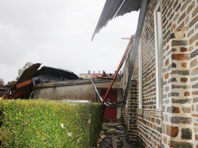 Le toit de la salle du Bouloir a complètement décollé.