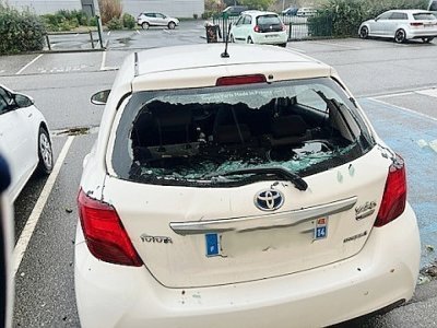 Hôtel Atlantique à Cherbourg, des tuiles ont terminé sur une voiture.