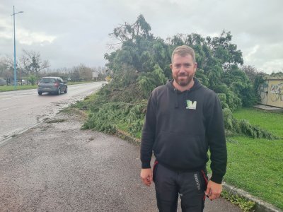 Tony Vivier, gérant de TJM Vivier, paysagiste et spécialiste de l'enlèvement d'arbres, est mobilisé depuis le début de la tempête Ciaran jeudi 2 novembre.