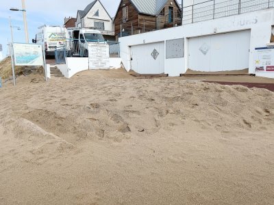 Du sable devant la SNSM de Pirou.