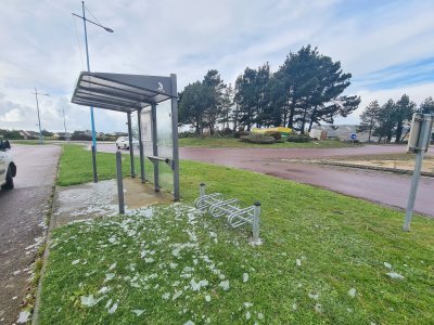 Juste à côté du rond-point de la route touristique, un abribus a été détruit par la violence du vent.