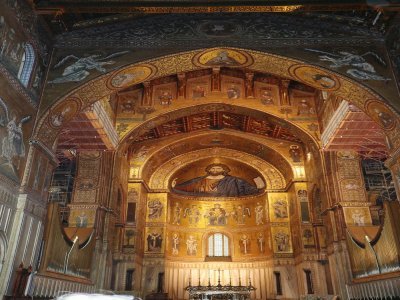 6. L'intérieur de la cathédrale de Monreale
Dans la cathédrale, les tombeaux de Guillaume Ier et Guillaume II de Sicile. Le cœur de Louis IX, Saint-Louis, y est aussi. Il y a été déposé après la mort du saint roi lors de la septième croisade à Tunis. Elle est l'église qui compte le plus de mosaïques : ces dernières s'étalent sur 6 640m2.