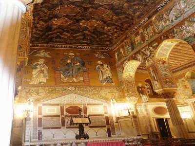 3. La chapelle palatine
Cette chapelle se trouve dans le palais des Normands. Elle mélange les trois grandes cultures présentes en Sicile : occidentale avec les Normands, orientale avec les Arabes présents sur l'île depuis le IXe siècle et byzantine.