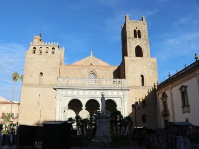 5. La cathédrale de Monreale
A 30 minutes de Palerme, cet édifice a été bâti par Guillaume II en 1172, petit-fils du premier roi normand de Sicile. L'extérieur ressemble un peu à l'Abbaye aux Hommes avec comme différences les décorations de style arabe.