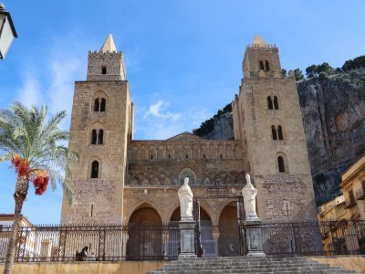 7. Cathédrale de Céfalu
Cette cathédrale a été fondée par Roger II en 1131. Elle est située à 1h15 de route à l'est de Palerme. Roger II aurait dû y être enterré, c'était sa demande. Mais son petit-fils Frédéric II a préféré qu'il repose à Palerme, à ses côtés. L'empereur du Saint-Empire Romain Germanique, lié aux Normands par sa mère, Constance de Hauteville, assoit ainsi sa légitimité.