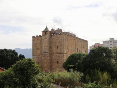 4. Le palais et les jardins de la Zisa
Toujours à Palerme, les Normands ont laissé une trace avec ce palais de plaisance, toutefois fortifié. C'est un compromis entre le palais oriental et le donjon normand. Aujourd'hui, il accueille le musée d'art islamique.