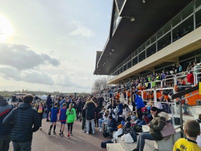 De nombreux jeunes présents dans les tribunes de l'hippodrome de Caen.