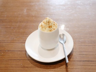 La première bouchée au panais est servie comme un cappuccino.
