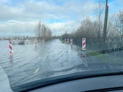 La route départementale 70 est inondée. - Charline Holley