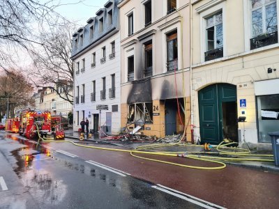 Les flammes se sont en partie propagées au premier étage et à l'immeuble adjacent.