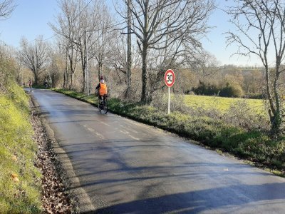 Sur l'ancienne RD484 à Dragey-Ronthon, des collégiens ont pu circuler à vélo en toute sécurité, mardi 28 novembre.