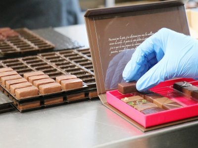 Des petites mains sont chargées de mettre un chocolat de chaque saveur au sein des coffrets. Pour l'occasion, des employés sont recrutés sur la période. Une trentaine de personnes travaillent dans l'atelier lors du pic d'activité.