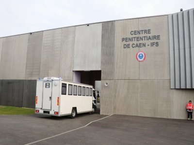 Une fois sur place, les détenus se sont vus attribuer un nouveau numéro d'écrou, et évidemment une nouvelle cellule, bien mieux équipée que celle de la maison d'arrêt de Caen.