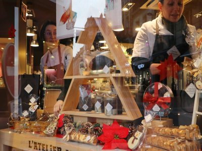 A L'atelier du chocolat, les chocolatiers rivalisent pour nous faire saliver devant leur vitrine, en attendant de voir leurs produits sur nos tables. Noël est la période la plus importante de l'année, devant Pâques, pour la vente de chocolat.