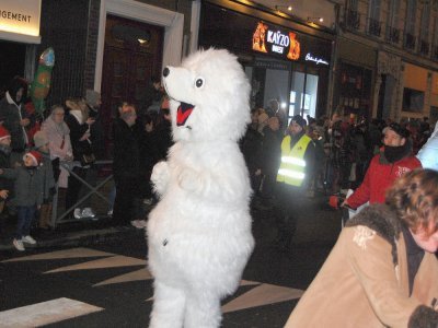 Un ours blanc au milieu de la Grande Parade. - Christian Pedron