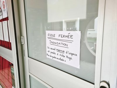 L'école du Pont-Callouard et l'école Sainte-Croix, situées à proximité de la rivière La Lézarde, ont été fermées par précaution.