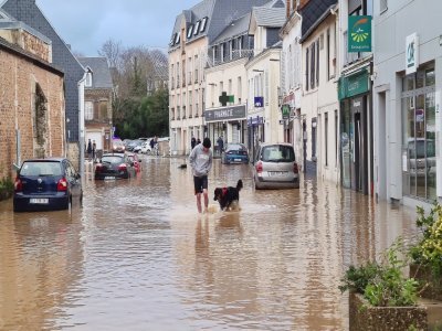 Gaston, le chien, et son maître ont été contraints d'abandonner leur maison, rue René-Coty, pour se mettre au sec.