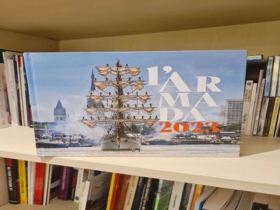 Souvenir de l'Armada
L'événement aura marqué l'année 2023 à Rouen. Dans ce livre aux éditions des Falaises, il est proposé de se replonger en photos dans ce rendez-vous des grands voiliers, du défilé des marins à la grande parade en passant par la chenille géante. 25€