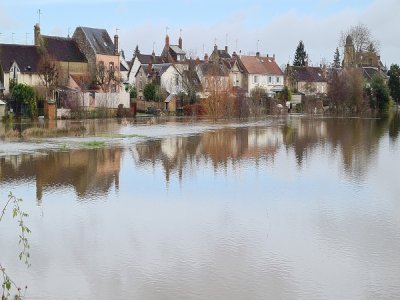 A proximité du Chevain, la rivière Sarthe frôle les façades des maisons d'habitation.